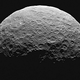 Imagen para el artículo titulado Dawn fotografía de cerca los misteriosos puntos brillantes de Ceres